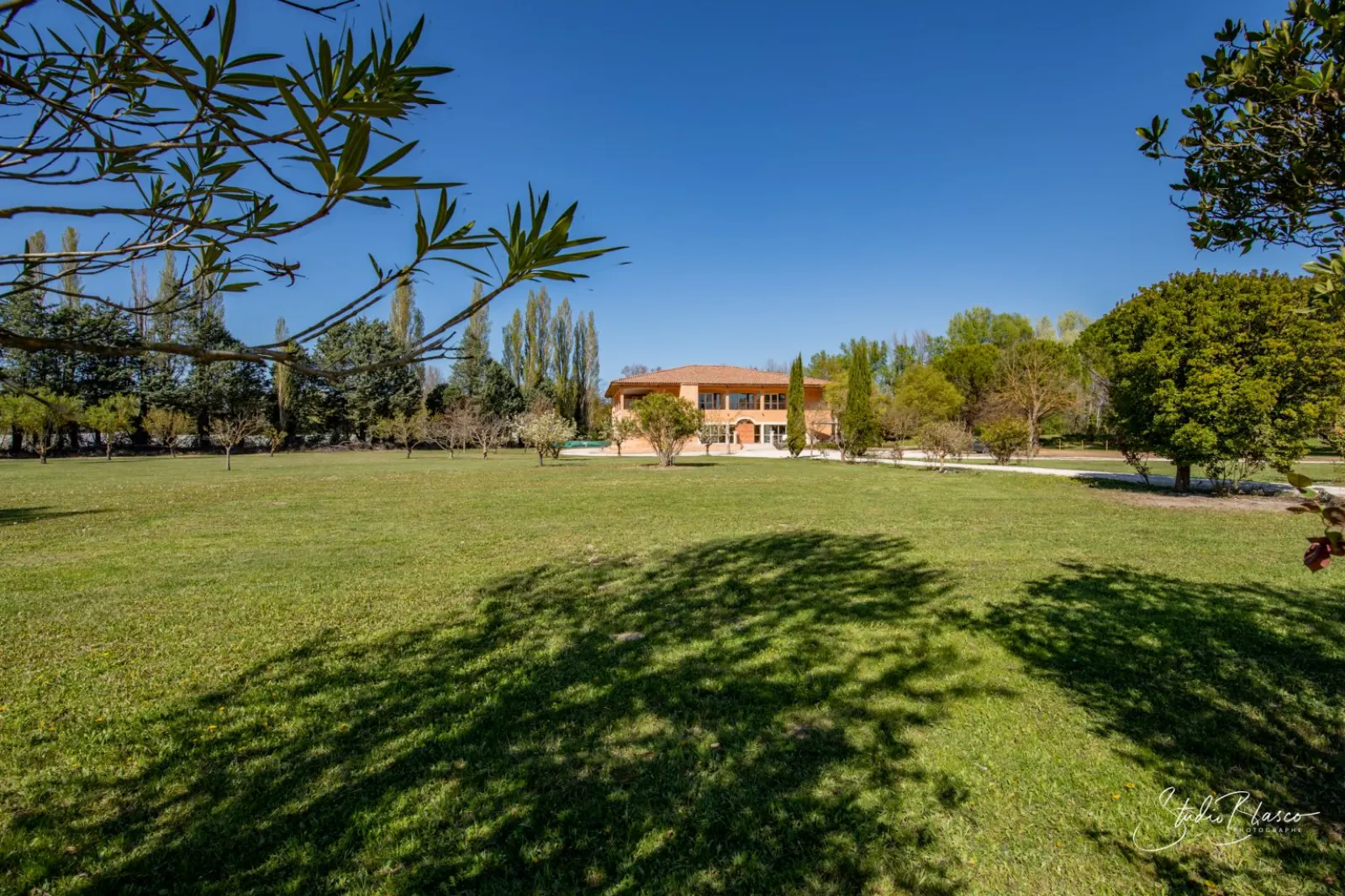 Le Domaine la Roque, sa bastide ocre au fond d'un parc arboré